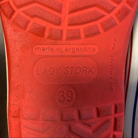 Same style as Crocs. - Picture 3 of 5